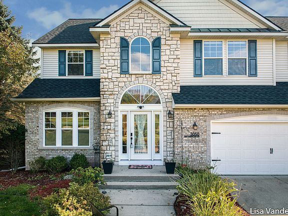 5th image of 3050 Sir Charles Dr NE
