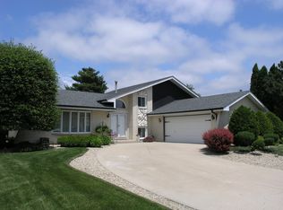 8140 Cherokee Trl, Tinley Park, IL 60477
