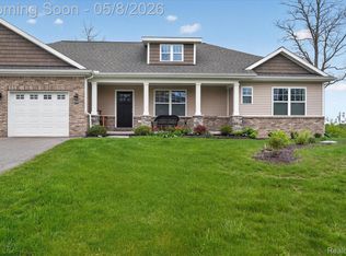 5847 Scenic Bluff Dr #28, Brighton, MI 48116