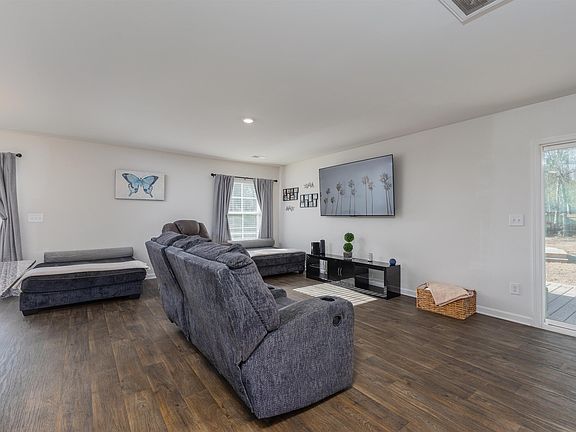 4th image of 326 Community Dr