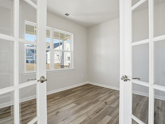 4th image of 717 Hadley Pl