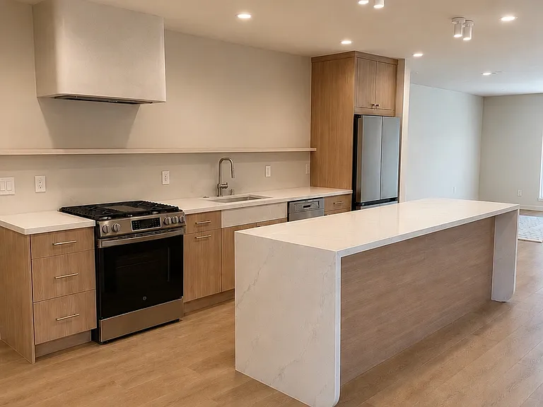 6500 Hayvenhurst Ave — Photo 2