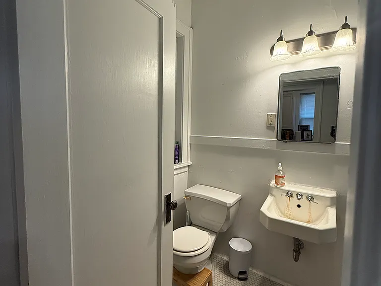 137 Fairview Ave N #4 — Photo 16