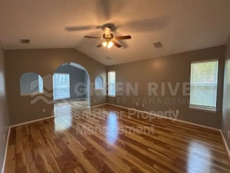 1559 Lakeway Dr — Photo 5
