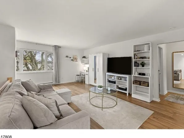 9 Wedgewood Drive, Unit 93 BLDG 9 #93, Verona Twp., NJ 07044