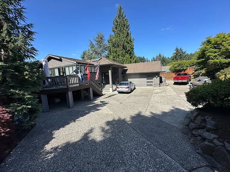 Driveway and parking for 1 car