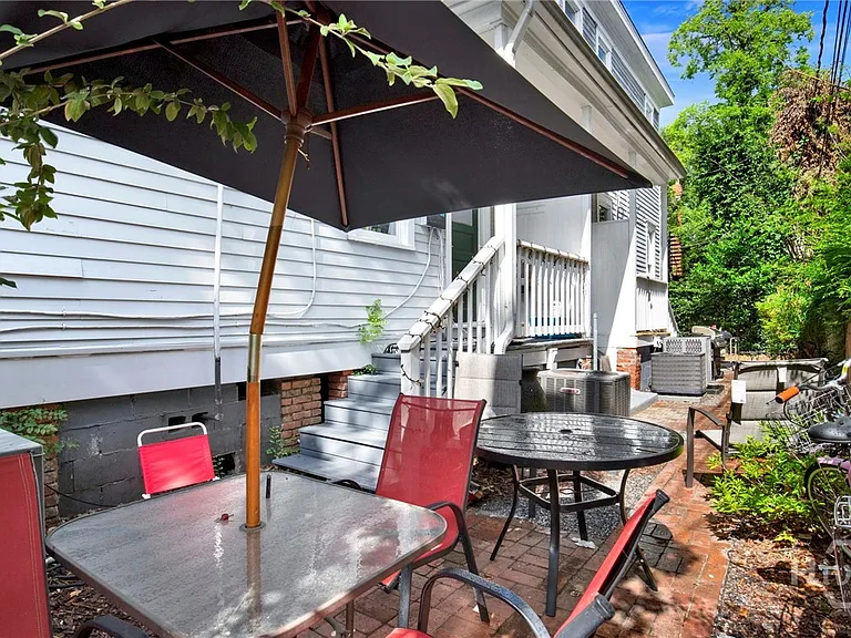 114 W Waldburg St — Photo 36
