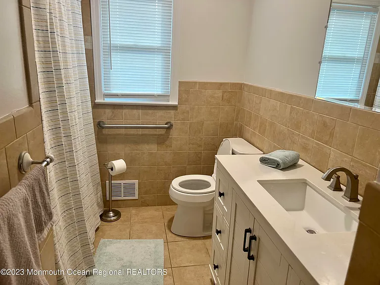 484 Branchport Ave — Photo 12