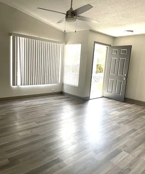 1100 Lowry Ave #33 — Photo 14