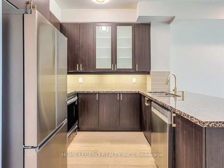 39 Upper Duke Cres #215 — Photo 11