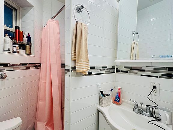 5th image of 202 E 21st St APT 3A