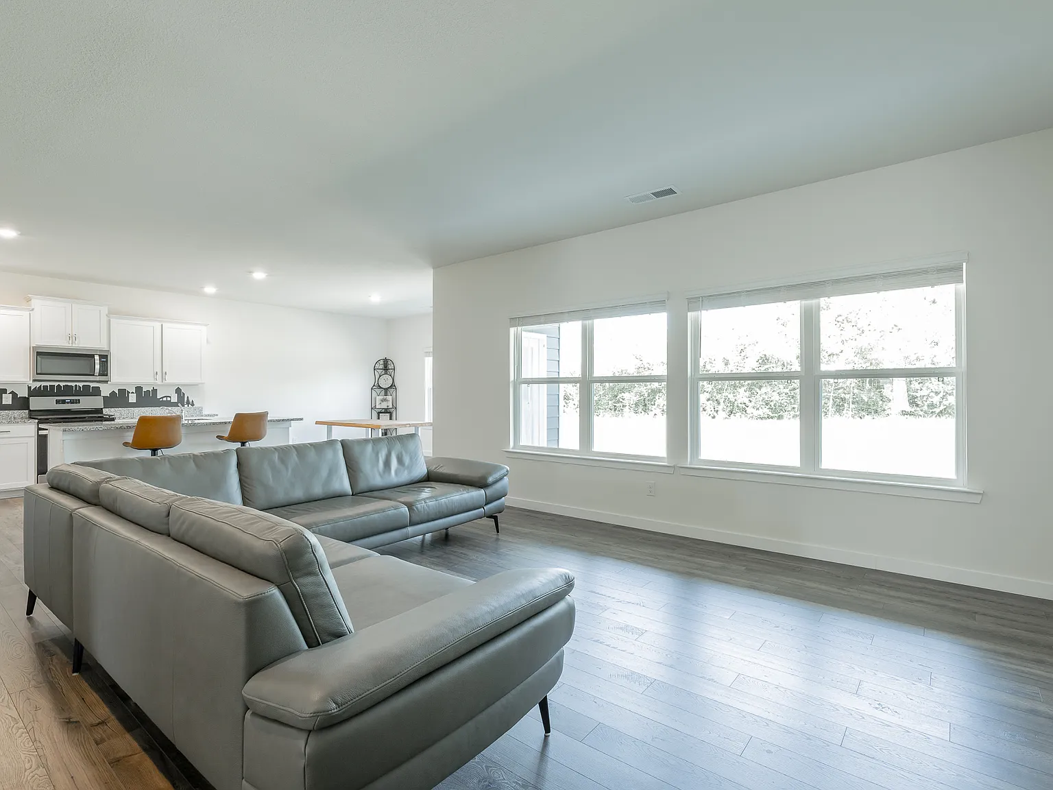 4 bed, 2250 sqft, $3,200 — Photo 3