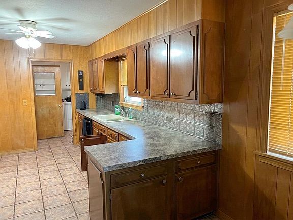 4th image of 412 Sunset Dr