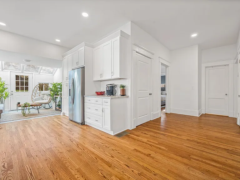 1021 North Ave NE — Photo 2
