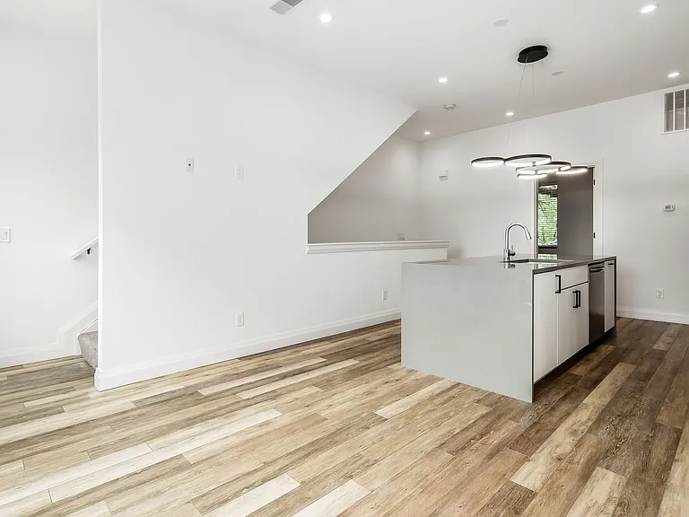 190 College Aly — Photo 12