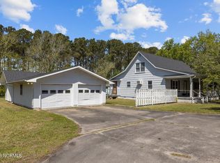 758 Harkers Island Rd, Beaufort, NC 28516