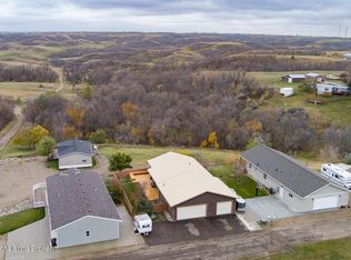28 Valley Rd SW, Hazen, ND 58545
