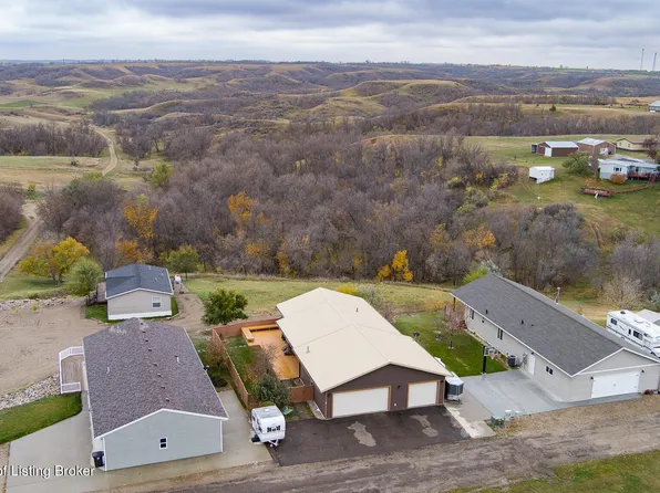 28 Valley Rd SW, Hazen, ND 58545
