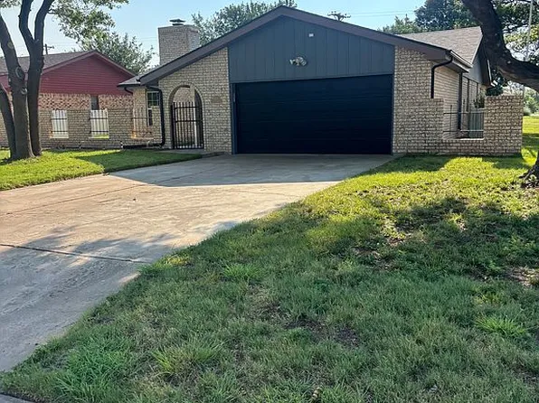 1113 Phillips Dr, Dumas, TX 79029