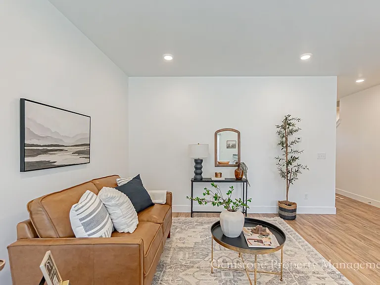 528 Harvester Ave — Photo 5