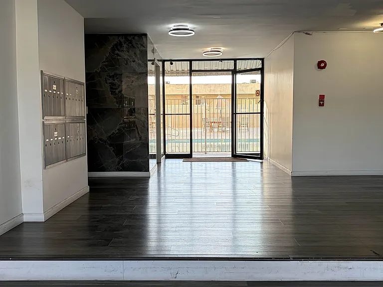 Lincoln Manor Apartments — Photo 2