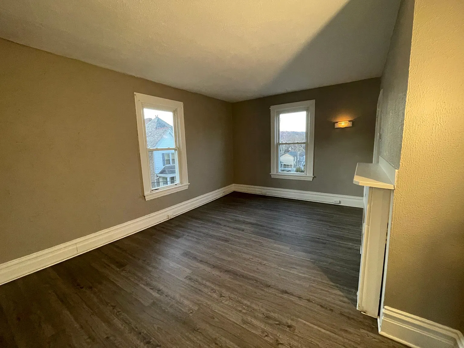 552 Hill St — Photo 2