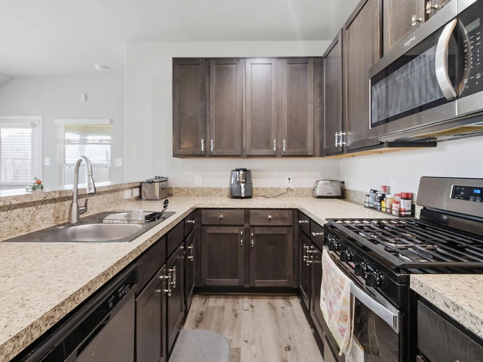 3 bed, 2.0 bath, 1354 sqft, $2,100 — Photo 4