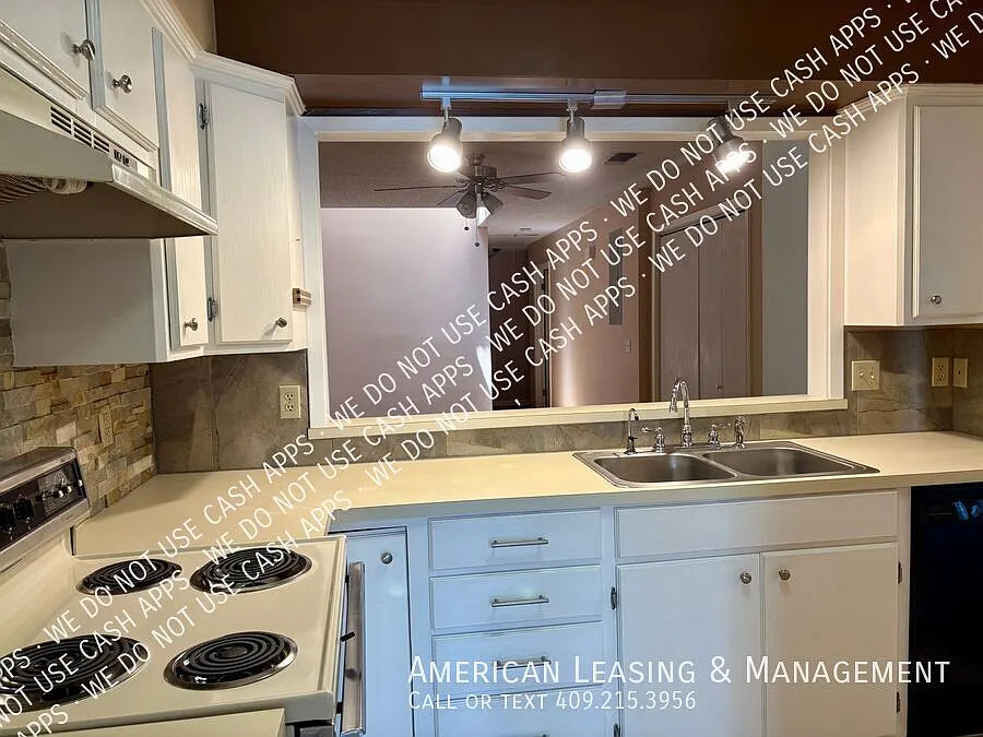 Cozy, Affordable, and Close to Everything! ** Plus Bonus Room — Photo 3
