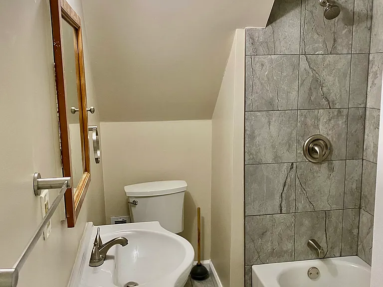 204 1/2 Nichols Ave — Photo 11