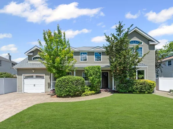 1 Darwin Drive, Merrick, NY 11566