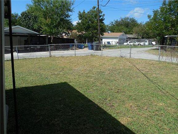 3rd image of 2709 Mossglen Dr
