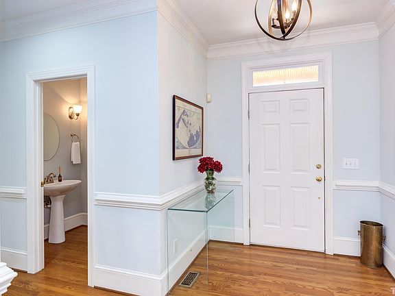 5th image of 1002 Camden Ln