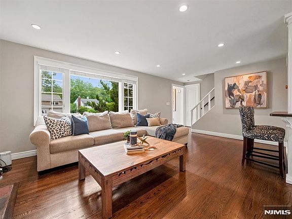 5th image of 47 W Saddle River Rd