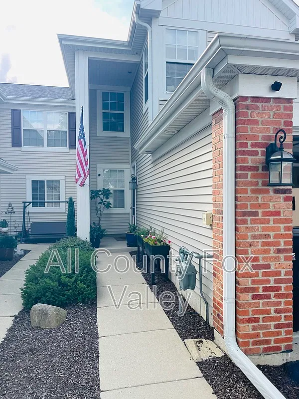 3 bed, 2.5 bath, 1645 sqft, $2,650 — Photo 2