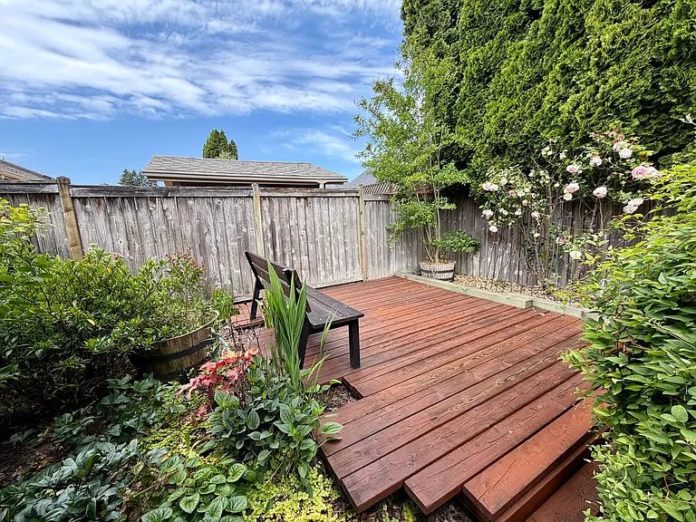 555 Edwards Dr — Photo 24