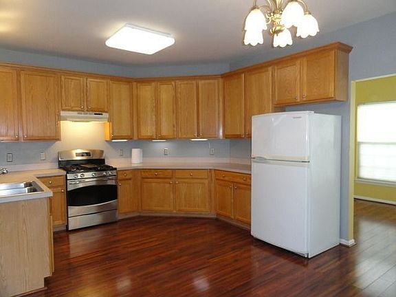 4th image of 1906 Lakeside Dr
