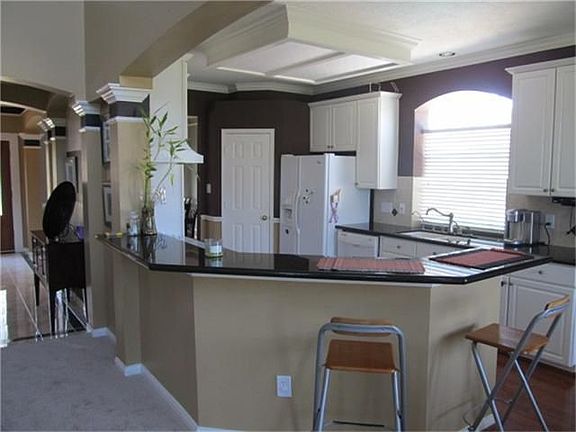 KITCHEN BAR, GRANITE COUNTERS