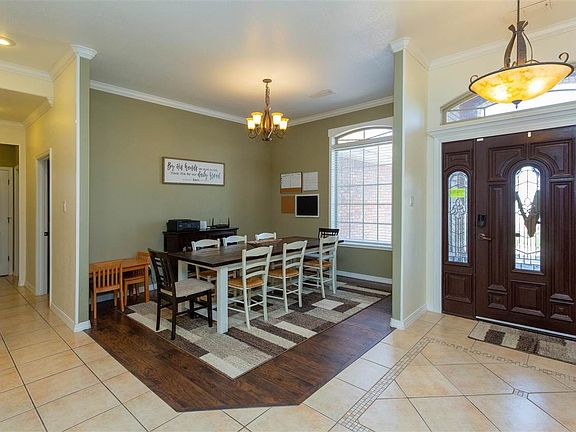 3rd image of 902 Saunders Dr