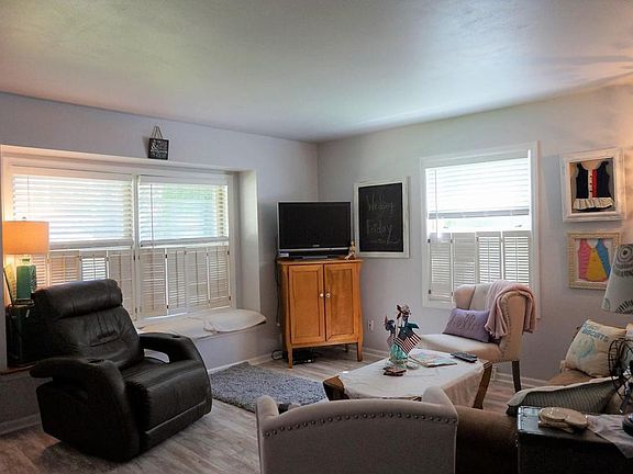 4th image of 629 W Briarknoll Ct #1