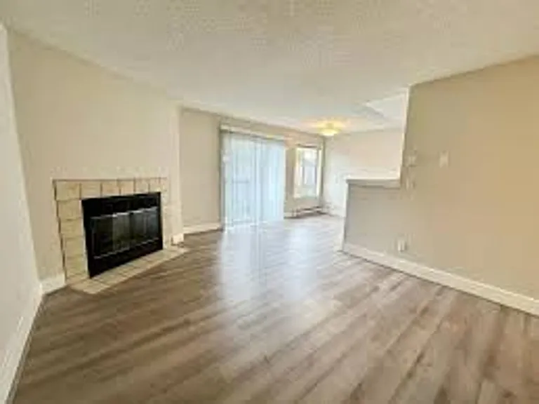 Hillview Apartments — Photo 27