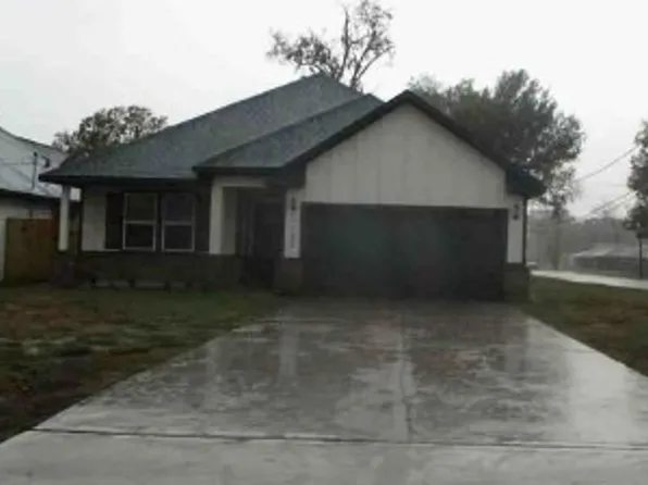 1105 5th St, Hempstead, TX 77445