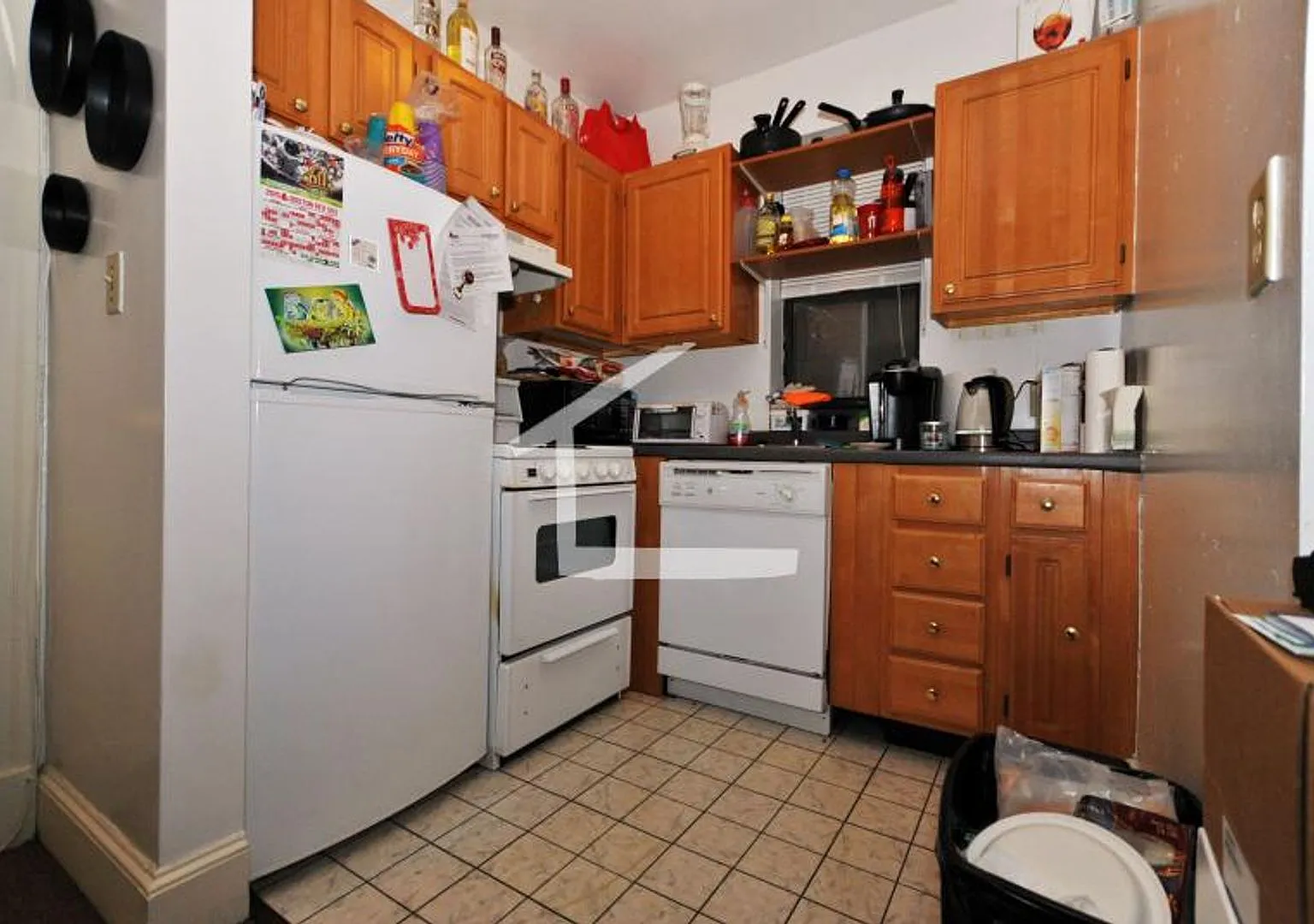 Fabulous Apt Near BU Campus! $500 Rebate Avail! Ht / HW Included! Laundry Available — Photo 1