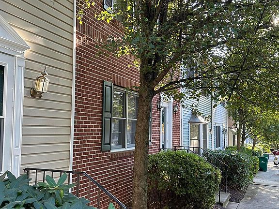 3rd image of 120 Eaglesmere Cir