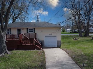 520 N 6th St, Watseka, IL