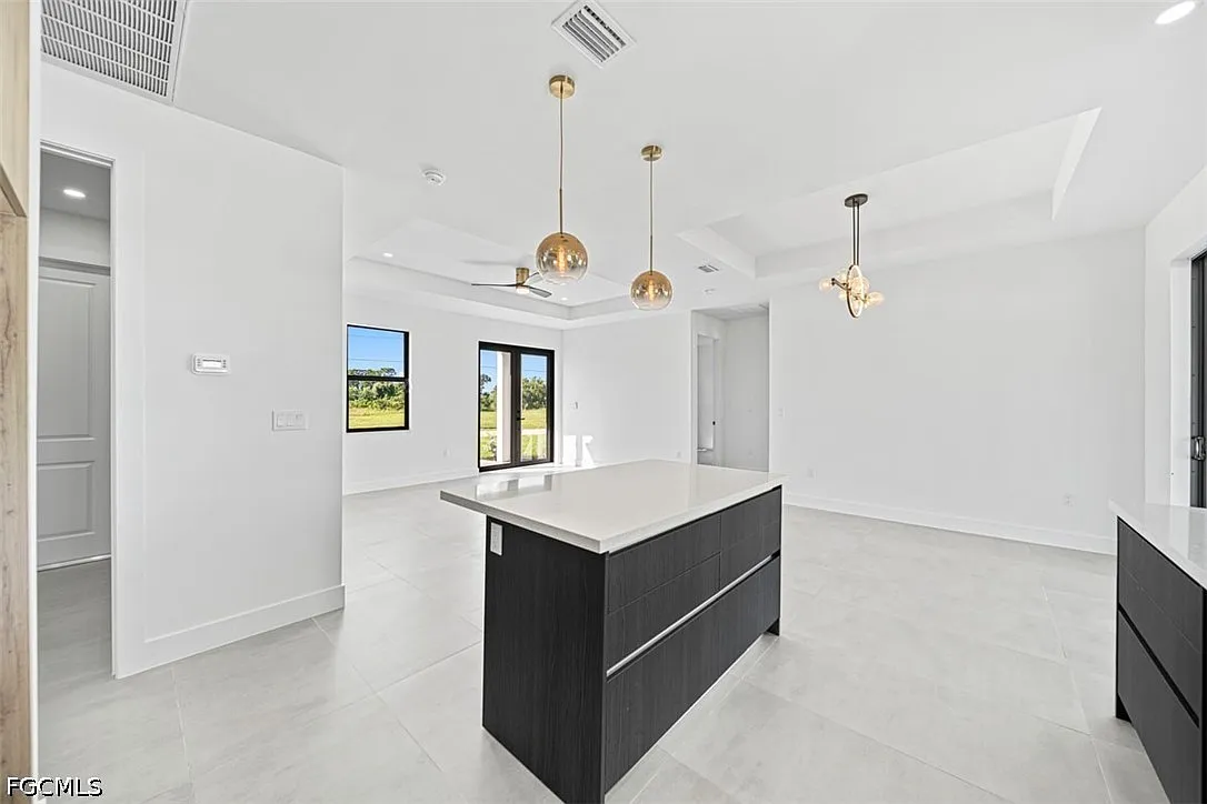 3 bed, 2.0 bath, 1387 sqft, $2,200 — Photo 3