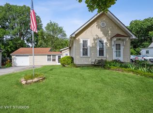 32 Leonard St, Elgin, IL 60123