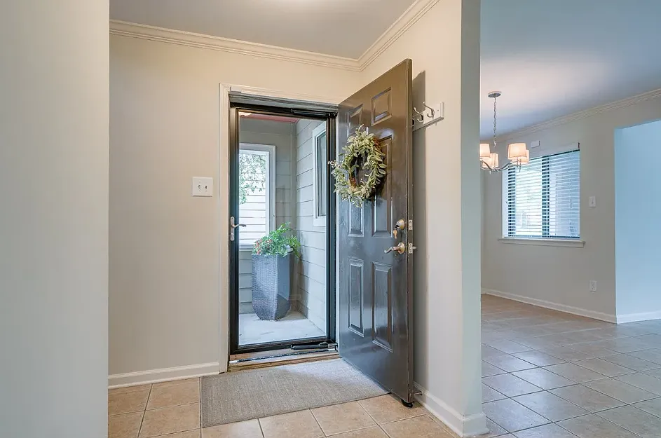 3 bed, 2.5 bath, 1550 sqft, $2,450 — Photo 2