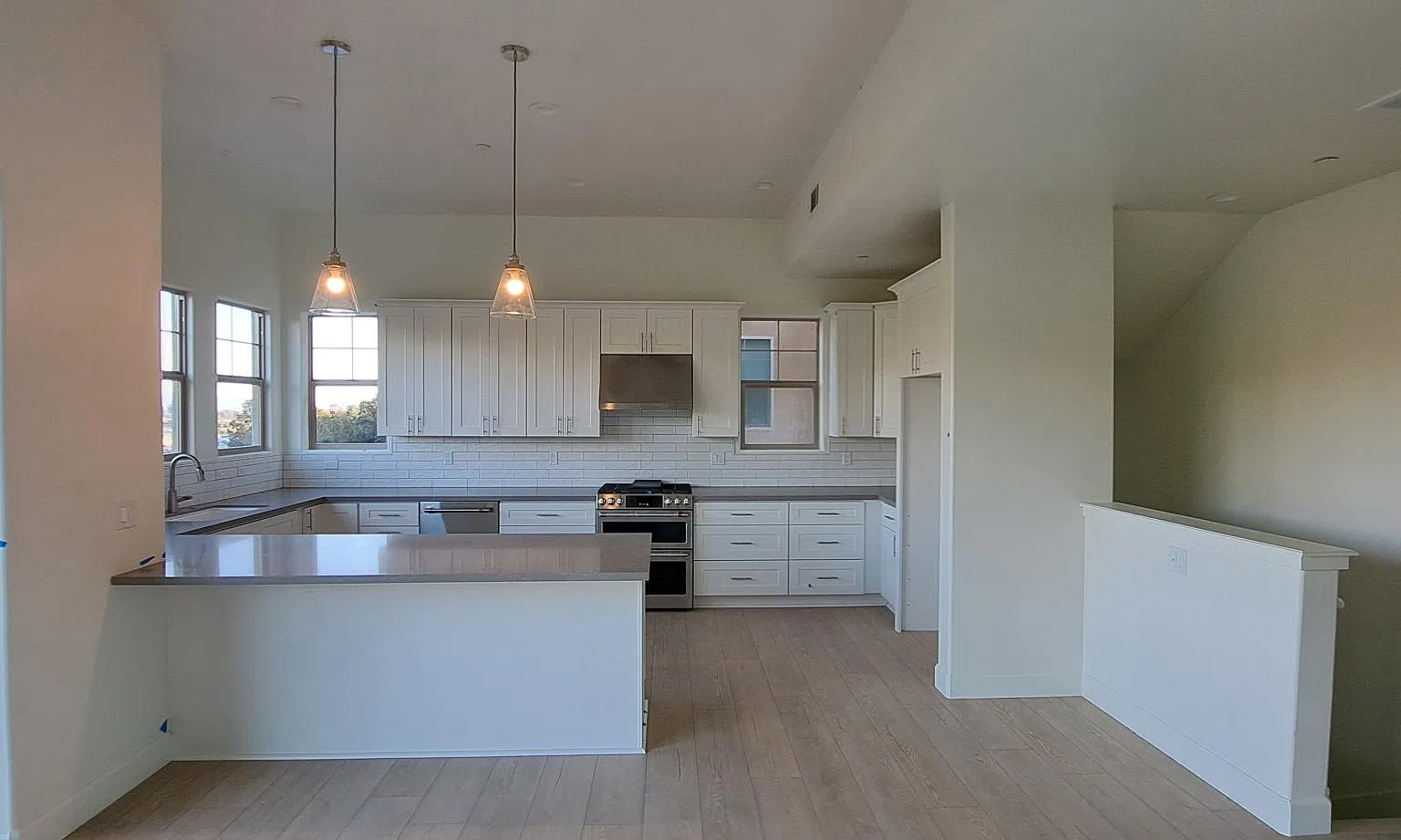1013 Canyon Ln — Photo 2