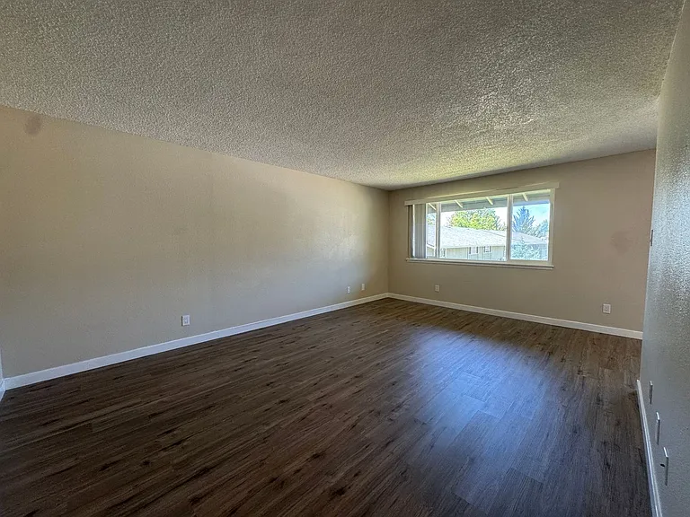 885 NE Sunset St #6 — Photo 10