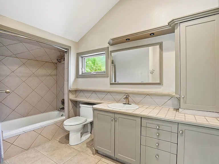 Upper level full bath